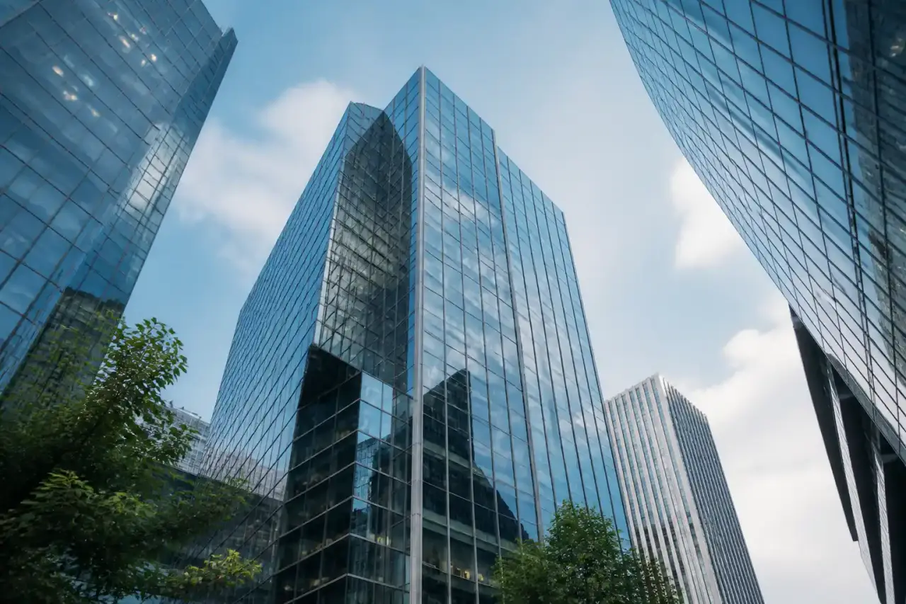 Immeuble de bureaux moderne en verre à l'heure dorée, symbole de stabilité et d'investissement immobilier premium.
